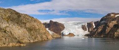 Grönland 'daki Prens Christian Sound' da fiyordun kıyısındaki bir buzulun manzarası.