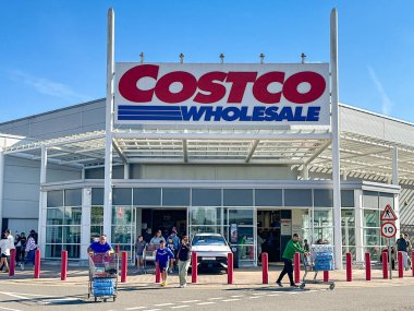 Cardiff, Galler 14 Eylül 2024: Costco 'nun Leckwith' teki Capital Shopping Park 'a girip çıkan insanlar