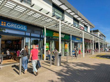 Cardiff, Wales - 14 Eylül 2024: İnsanlar Leckwith 'teki Capital Shopping Park' a Greggs şubesine girmek üzereler..