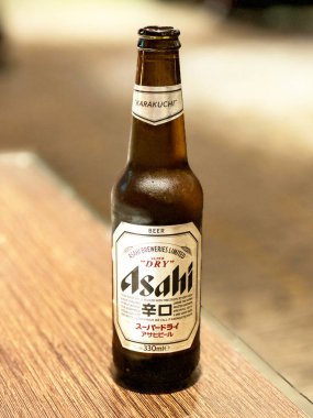 Londra, İngiltere, İngiltere - 20 Ağustos 2024: Bir otel barında bir şişe Asahi birası