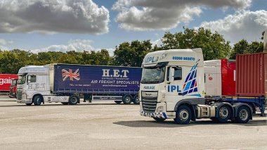 Swindon, İngiltere, İngiltere - 20 Ağustos 2024: M4 otoyolundaki Leigh Delamere benzin istasyonuna park etmiş tırlar