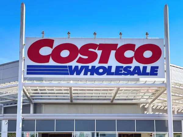 Cardiff, Galler 14 Eylül 2024: Costco 'nun Leckwith' teki Capital Shopping Park 'a girip çıkan insanlar