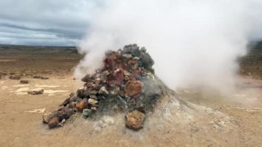İzlanda 'da Hver' in jeotermal bölgesindeki kaplıcalarda dumanı tüten fümerol.