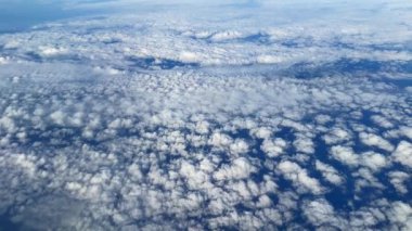 Bulutlar ve gökyüzü seyir yüksekliğindeki bir yolcu uçağından görüldü.