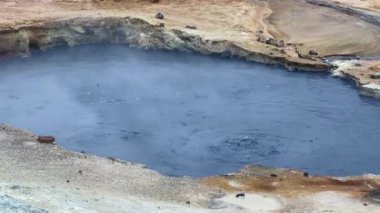İzlanda, Hver 'in jeotermal alanındaki sıcak su ve çamur havuzu.