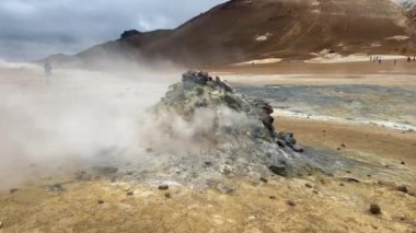 İzlanda 'da Hver' in jeotermal bölgesindeki kaplıcalarda dumanı tüten fümerol.