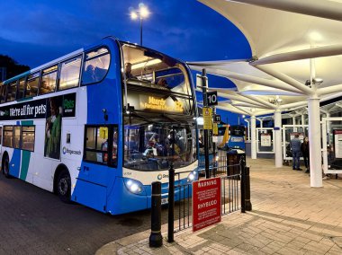 Pontypridd, Galler, İngiltere - 27 Eylül 2024: Güney Galler 'in Pontypridd kasabasındaki otobüs durağına park edilmiş çift katlı kamu hizmeti otobüsü