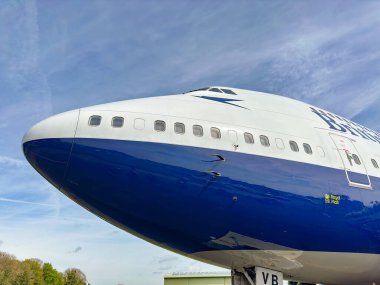 Kemble, Gloucestershire, İngiltere - 13 Nisan 2024: Kemble Cotswolds havaalanında korunan eski bir British Airways Boeing 747 Jumbo Jet 'in (G-CIVB) önünü kapatın.