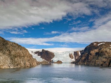 Buzul, Grönland 'daki Prince Christian Sound fiyortlarından birinin kenarına akıyor.