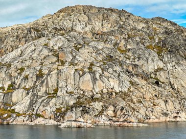 Grönland 'daki Prens Christian Sound fiyortlarından birinde deniz ve dağların manzarası.