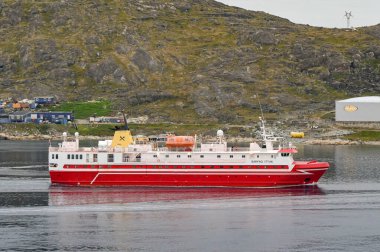 Qaqortoq, Grönland - 28 Ağustos 2024: Ferry Sarfaq Ittuk Grönland 'ın güneyindeki uzak Qaqortoq kasabasına vardı.