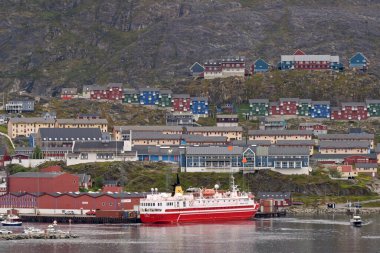 Qaqortoq, Grönland - 28 Ağustos 2024: Ferry Sarfaq Ittuk Grönland 'ın güneyindeki uzak Qaqortoq kasabasına demir attı.