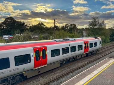 Pontyclun, Galler - 1 Ekim 2024: Galler Sınıf 197 dizel banliyö treni Güney Galler 'deki Rhondda Cynon Taf' daki Pontyclun köy istasyonunda durdu..