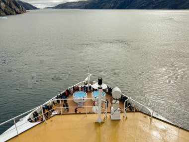 Prens Christian Sound, Grönland - 29 Ağustos 2024: Bir yolcu gemisinin ön güvertesinde bir fiyorttan geçerken yolcu alın.