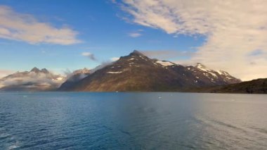 Grönland 'ın güneyindeki Prens Christian Sound' da fiyortta yelken açan bir yolcu gemisinin manzarası.