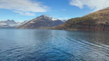 Grönland 'ın güneyindeki Prens Christian Sound' da fiyortta yelken açan bir yolcu gemisinin manzarası.