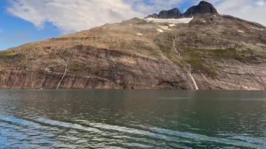 Grönland 'ın güneyindeki Prens Christian Sound' da fiyortta yelken açan bir yolcu gemisinin manzarası.