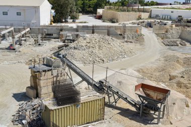 Gozo, Malta - 4 Ağustos 2023: İnşaat alanında kaya ezme makinesi