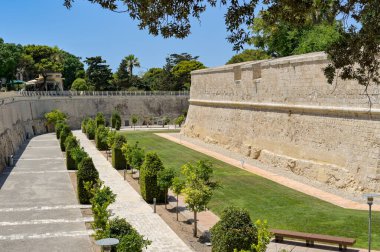 Mdina, Malta - 4 Ağustos 2023: Eski Mdina kentinin surlarının altındaki bahçeler