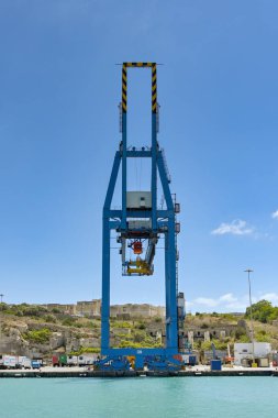 Valletta, Malta - 6 Ağustos 2023: Valletta limanındaki büyük konteyner vinci