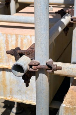 İskeledeki metal bağlantı parantez ve cıvatalarının görüntüsünü kapat.