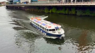 Cardiff, Wales, İngiltere - 6 Ekim 2024: Cardiff şehir merkezindeki Principality Stadyumu 'nu geçerek nehir kıyısından geçen su taksisi
