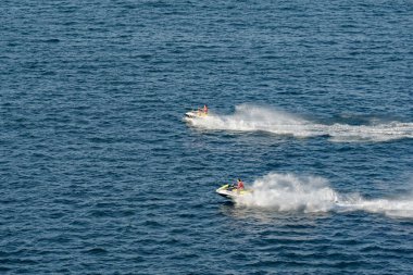 Cabo San Lucas, Meksika - 15 Ocak 20204: Cabo San Lucas körfezinde jet ski sürat yapan insanlar