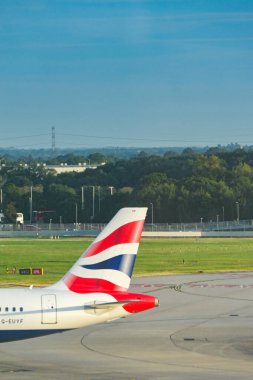 Londra, İngiltere, İngiltere - 21 Ağustos 2024: British Airways Airbus A320 jetinin kuyruk yüzgeci (ruhsat G-EUYF) Londra Heathrow havaalanında.