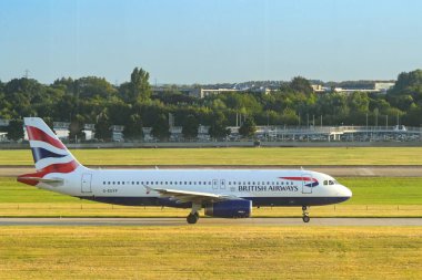 Londra, İngiltere, İngiltere - 21 Ağustos 2024: British Airways Airbus A320 (ruhsat G-EUYF) Londra Heathrow havaalanından kalkışa hazırlanıyor.