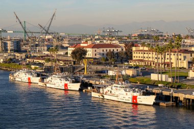Los Angeles, Kaliforniya, ABD - 13 Ocak 2024: Birleşik Devletler Sahil Güvenlik 'in hızlı devriye botları Los Angeles Limanı' ndaki üslerine demirlediler
