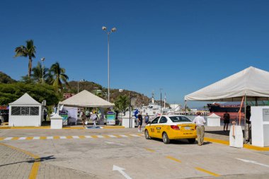 Manzanillo, Colima, Meksika - 16 Ocak 2024: Limanda yolcu gemisine yolcu almak için bekleyen taksi