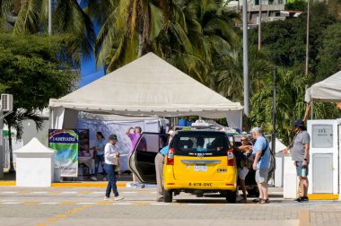 Manzanillo, Colima, Meksika - 16 Ocak 2024: Limanda taksiye binen gemi yolcuları