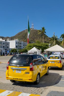 Manzanillo, Colima, Meksika - 16 Ocak 2024: Limanda yolcu gemisine yolcu almak için bekleyen taksi