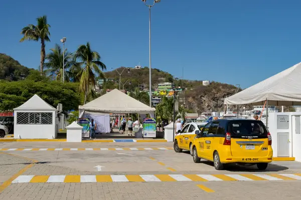 Manzanillo, Colima, Meksika - 16 Ocak 2024: Limanda yolcu gemisine yolcu almak için bekleyen taksi