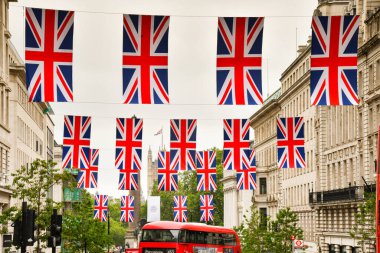 Londra, İngiltere, İngiltere - 27 Haziran 2023: Londra şehir merkezindeki bir caddede asılı duran İngiliz bayrakları