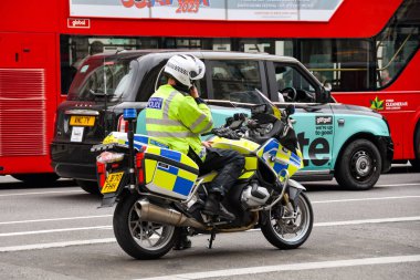 Londra, İngiltere, İngiltere - 27 Haziran 2023: Londra şehir merkezindeki Whitehall 'a park etmiş Metropolitan Polisi polis motosikletçisi