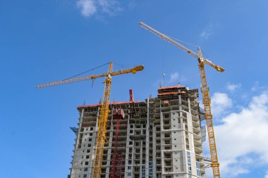 Miami, Florida, ABD - 3 Aralık 2023: Şehir merkezine yakın yeni bir apartman bloğunda kule vinçleri