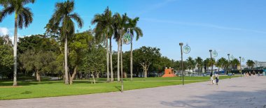 Miami, Florida, ABD - 3 Aralık 2023: İnsanlar Bayfront Park 'ta geziniyor