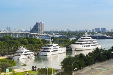 Miami, Florida, ABD - 5 Aralık 2023: Miami 'de demirlemiş üç lüks süper yat.