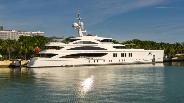 Miami, Florida, ABD - 5 Aralık 2023: Miami 'de demirlemiş lüks süper yat Soundwave' in yan görüntüsü. Gemi İtalya 'da Benetti tarafından yapıldı..