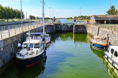 Veere, Zeeland, Hollanda - 10 Ağustos 2022: Veere kasabasındaki kanal kilidinde tekne ve yatlar.