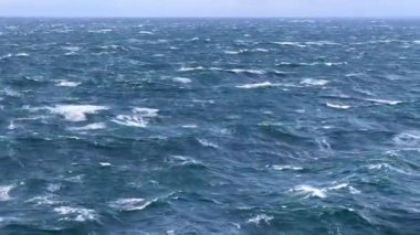 Rüzgarlı bir günde dalgalar mavi denizde yelken açan bir yolcu gemisinden görülüyor. İnsan yok. Seyahat kavramı.