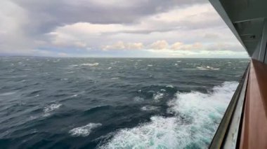 Mavi denizde yelken açan bir yolcu gemisinin pruvasından gelen dalgalar. İnsan yok. Seyahat kavramı.