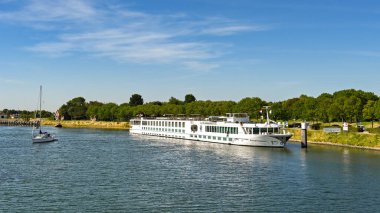 Veere, Zeeland, Hollanda - 10 Ağustos 2022: River Cruise gemisi River İmparatoriçe Veere kasabasında demirledi. Gemi Uniworld tarafından işletiliyor..