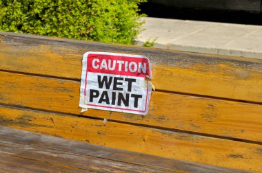 Halka açık bir parkta tahta bir fasulyeye bantlanmış ıslak boya işareti. Kimse yok..