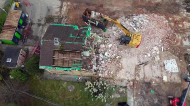 Kilise Köyü, Pontypridd, Rhondda Cynon Taf, Galler, İngiltere - 30 Ekim 2024: Kazıcı yeni bir gelişmeye yol açmak için yaşlıların bakım evlerini yıkıyor