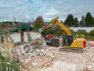 Kilise Köyü, Pontypridd, Rhondda Cynon Taf, Galler, İngiltere - 30 Ekim 2024: Kazıcı yeni bir gelişmeye yol açmak için yaşlıların bakım evlerini yıkıyor