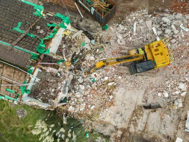 Kilise Köyü, Pontypridd, Rhondda Cynon Taf, Galler, İngiltere - 30 Ekim 2024: Kazıcı yeni bir gelişmeye yol açmak için yaşlıların bakım evlerini yıkıyor