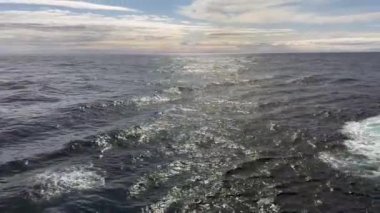 Sakin bir mavi denizde yelken açan bir yolcu gemisinden görüntü. İnsan yok. Seyahat kavramı.