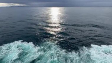 Sakin bir mavi denizde yelken açan bir yolcu gemisinden görüntü. İnsan yok. Seyahat kavramı.